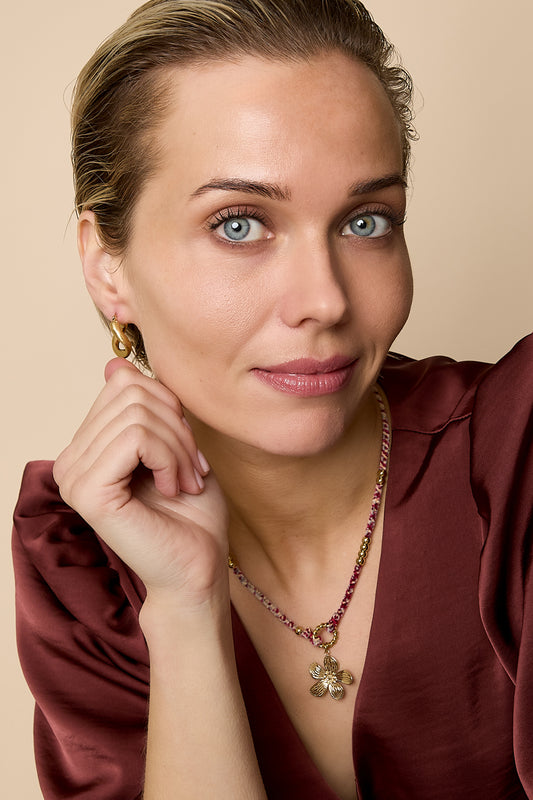 Éloria Bloom Bloem Ketting | Groen & Rood RVS – detail close-up | Tudor Gems