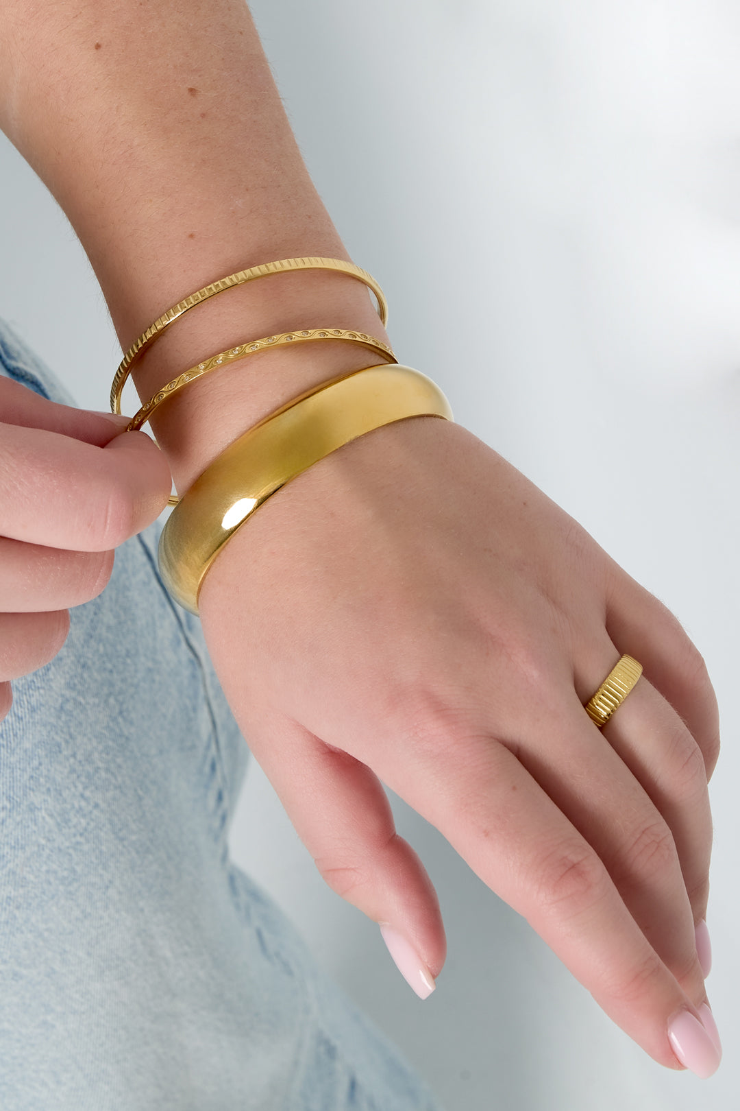Goud & Zilver Sleek Shine Bangle Armband RVS Goud & Zilver – gedragen op model | Tudor Gems