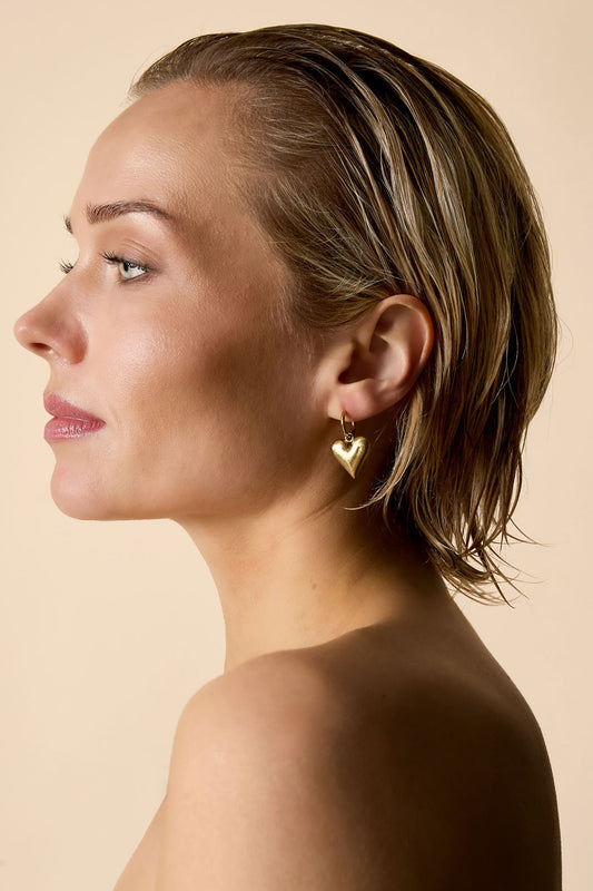 Zilver Zilveren RVS Hart Oorbellen – Minimalistische Hoop Chic – detail close-up | Tudor Gems