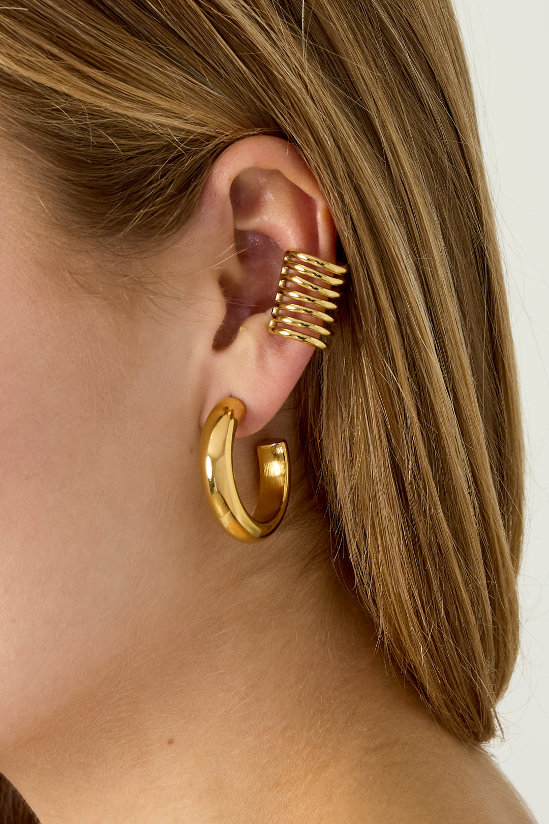Sienna Meerlaags Ear Cuff RVS Goud – close-up gedragen op model | Tudor Gems