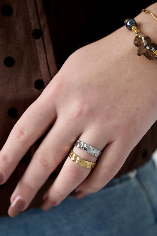 Goud Textured Double Ring – Goudkleurig Stainless Steel RVS – detail close-up | Tudor Gems