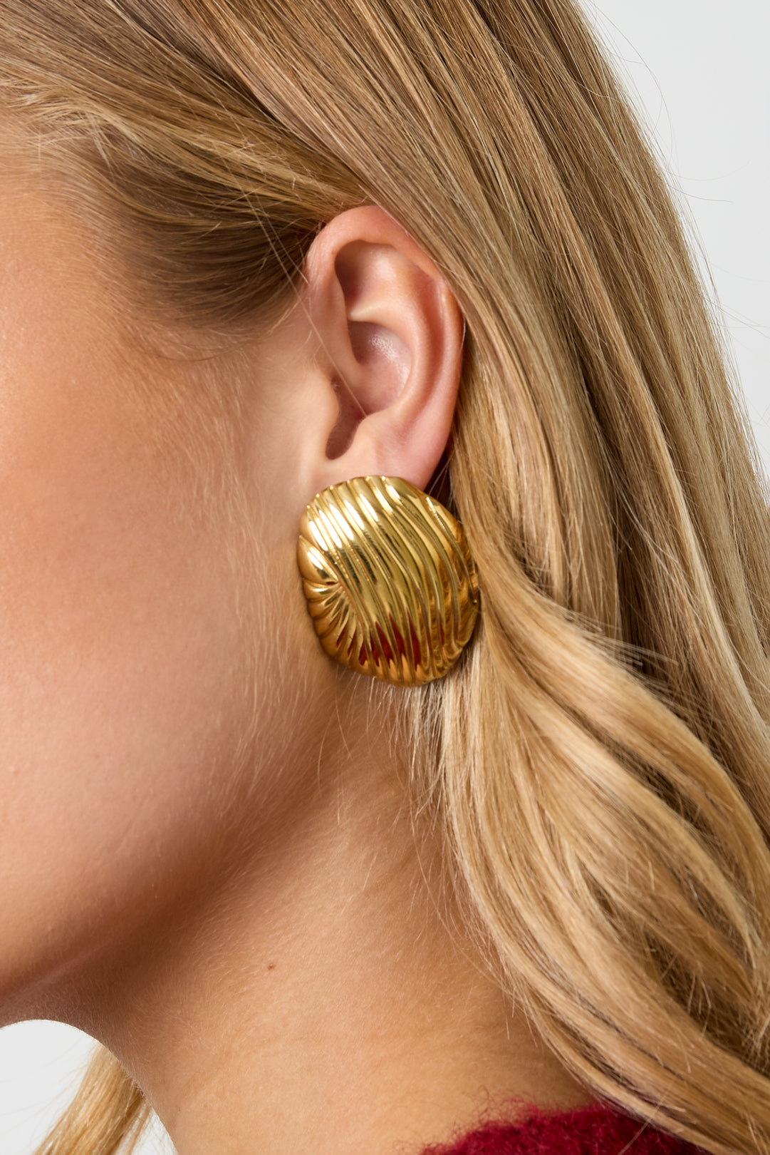 Goud RVS Statement Oorbellen Ribbel Ovaal – Goud – gedragen op model | Tudor Gems