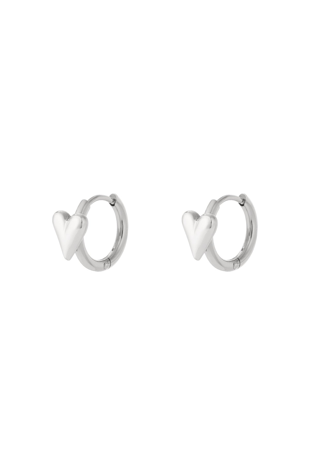 Goud & Zilver Nova Amour Mini Heart Hoop Oorbellen RVS – Goud & Zilver – gedragen op model | Tudor Gems