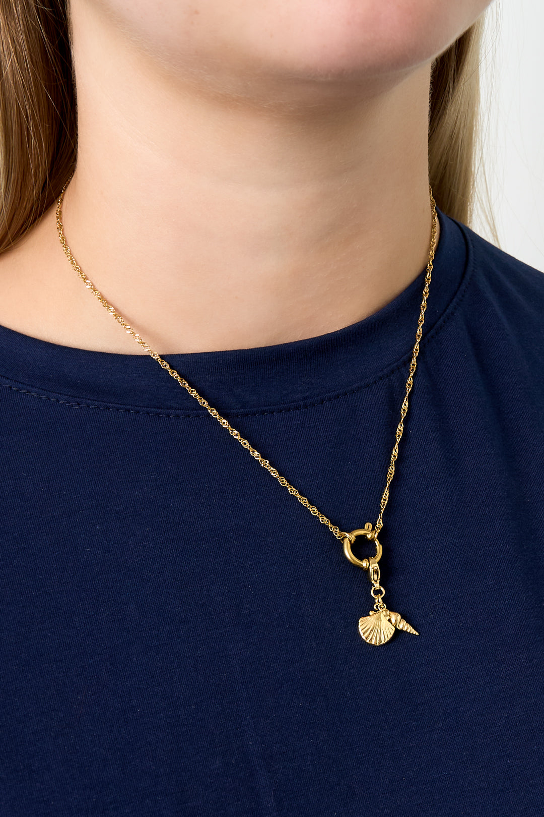 Goud Nova Minimal Necklace – Gouden RVS Ketting voor Dames – lifestyle shot | Tudor Gems