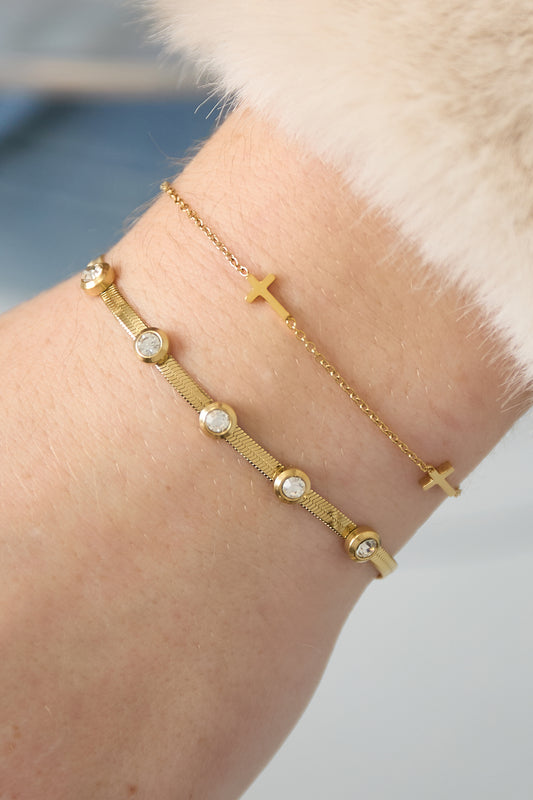 Kruisjes armband goud gedragen om de pols naast een kralenarmband — Tudor Gems