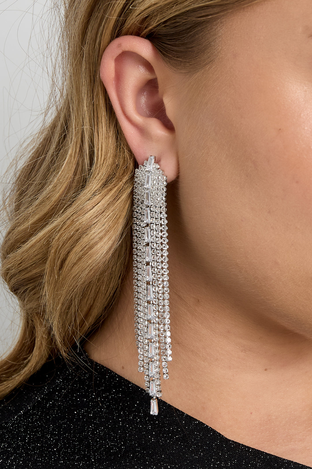 Goud & Zilver RVS Dangle Oorbellen met Zirkonia – Goud & Zilver Luxe Statement – gedragen op model | Tudor Gems