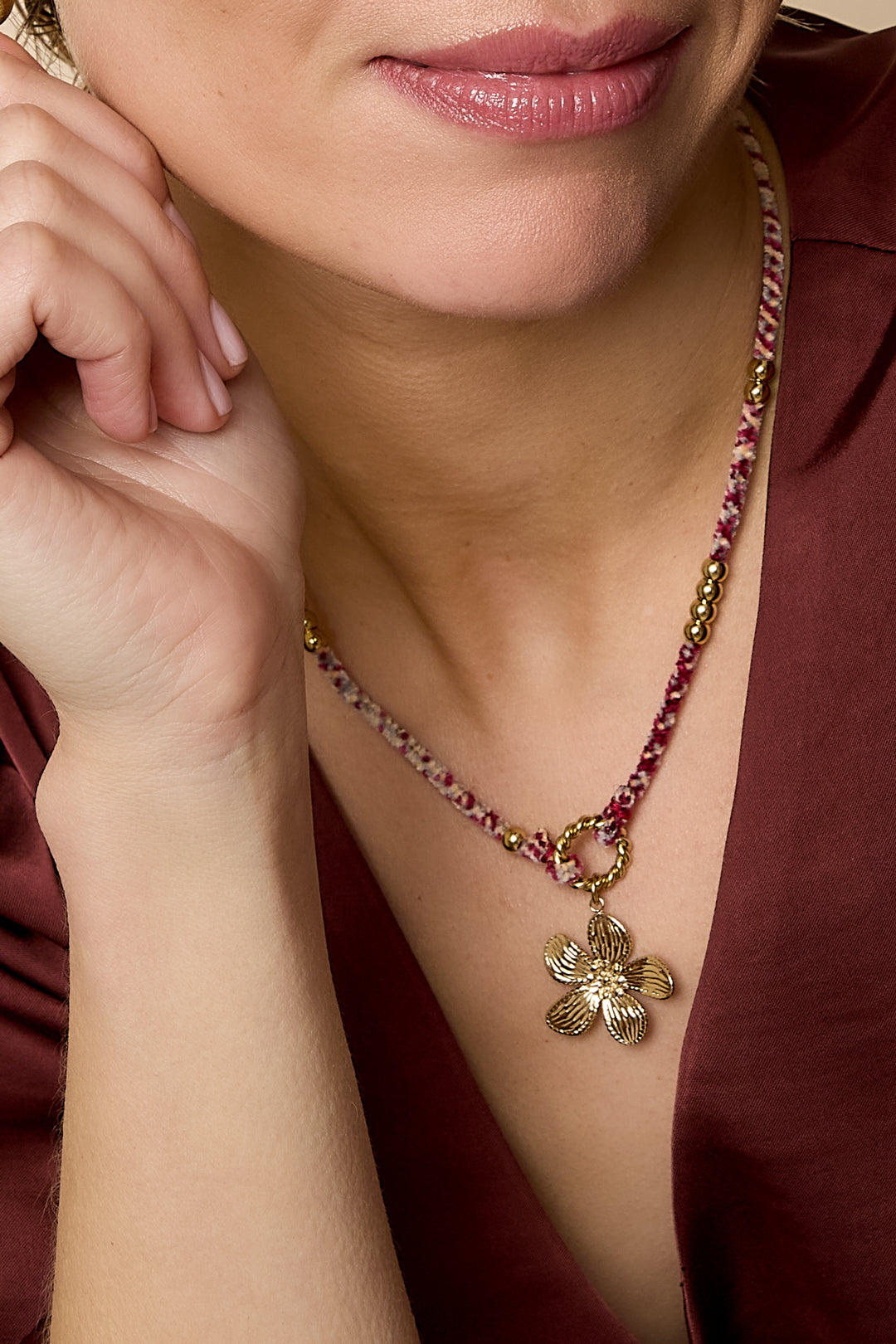 Éloria Bloom Bloem Ketting | Groen & Rood RVS – gedragen op model | Tudor Gems