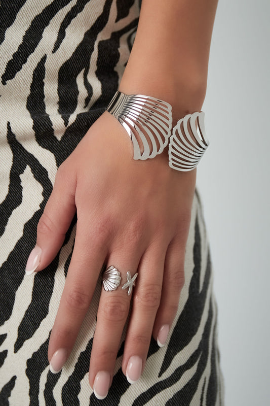 Goud & Zilver Angel Wing Statement Bangle RVS Goud & Zilver – detail close-up | Tudor Gems