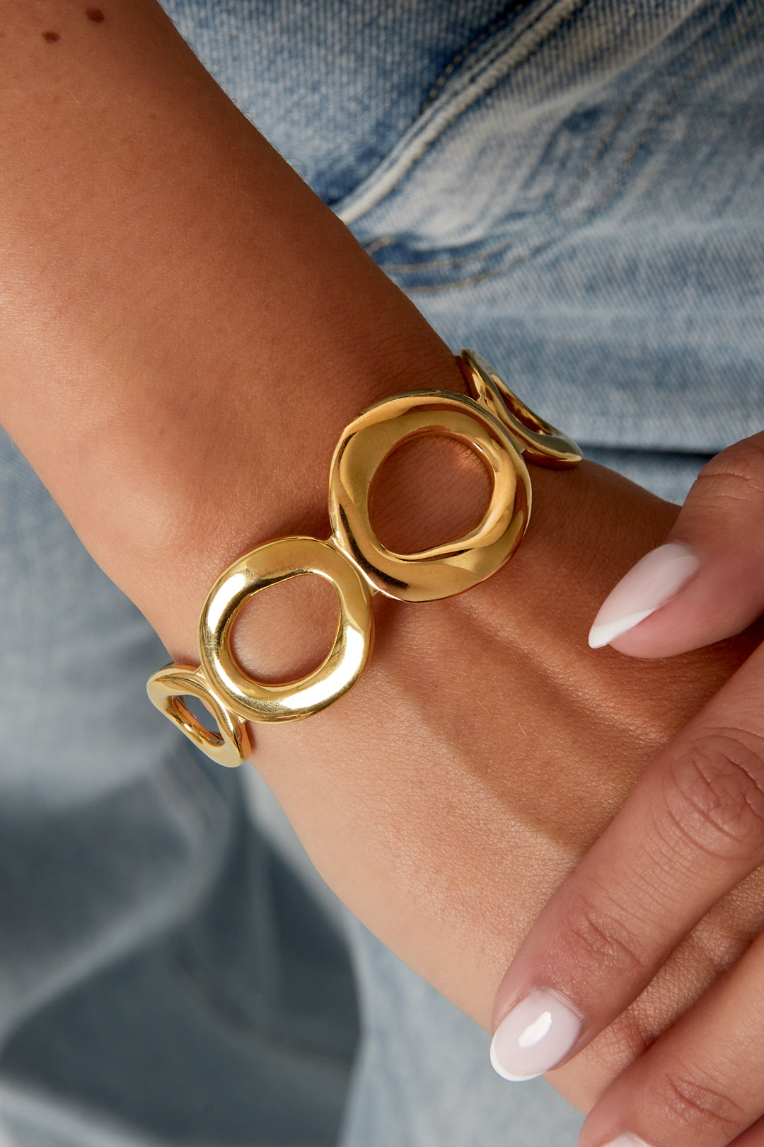 Goud RVS Cuff Hoop Armband Goud – Open Statement Design – detail close-up | Tudor Gems