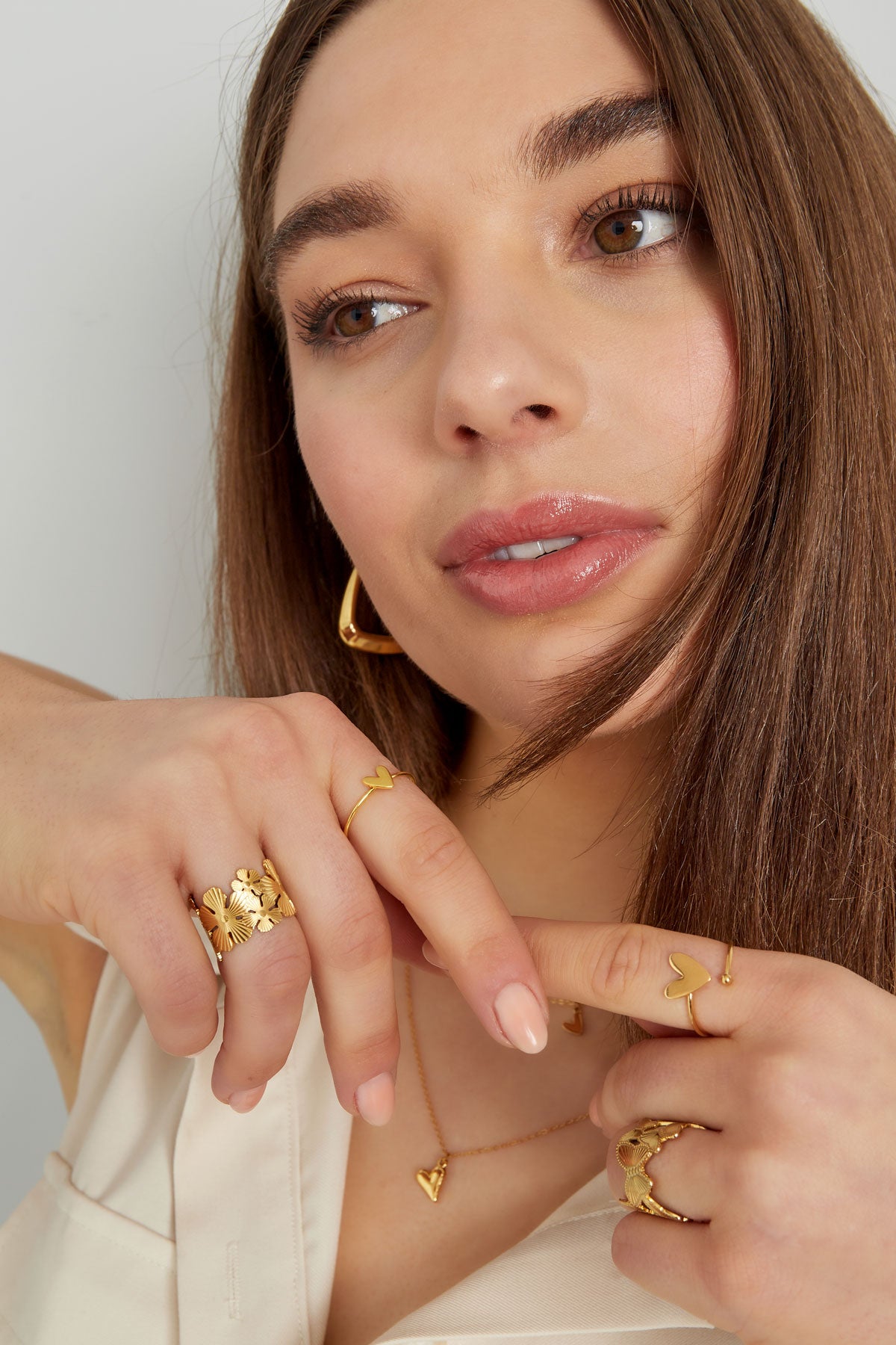 Goud Amora Minimal Heart Ring RVS Goud – gedragen op model | Tudor Gems