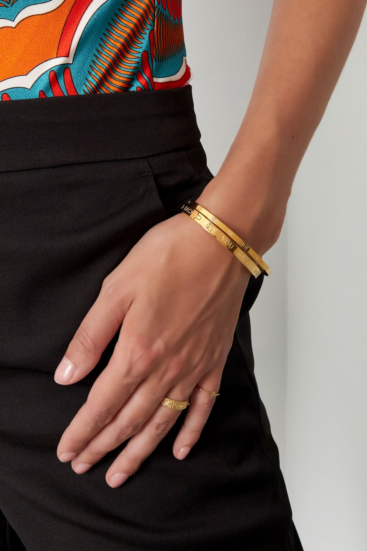 Zilver Love Letter Bangle Armband RVS Zilver – detail close-up | Tudor Gems
