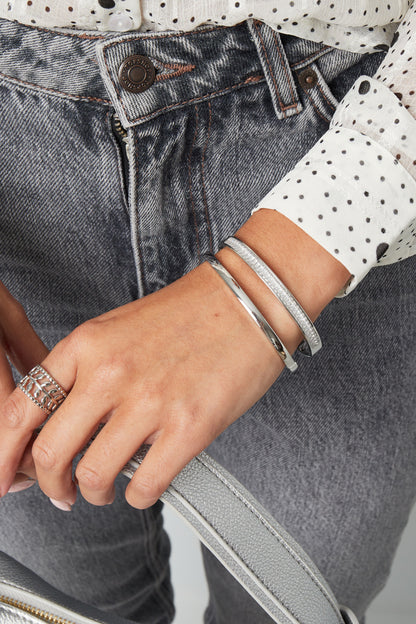 Goud & Zilver Nova Slim Bangle Armband RVS Goud & Zilver – gedragen op model | Tudor Gems