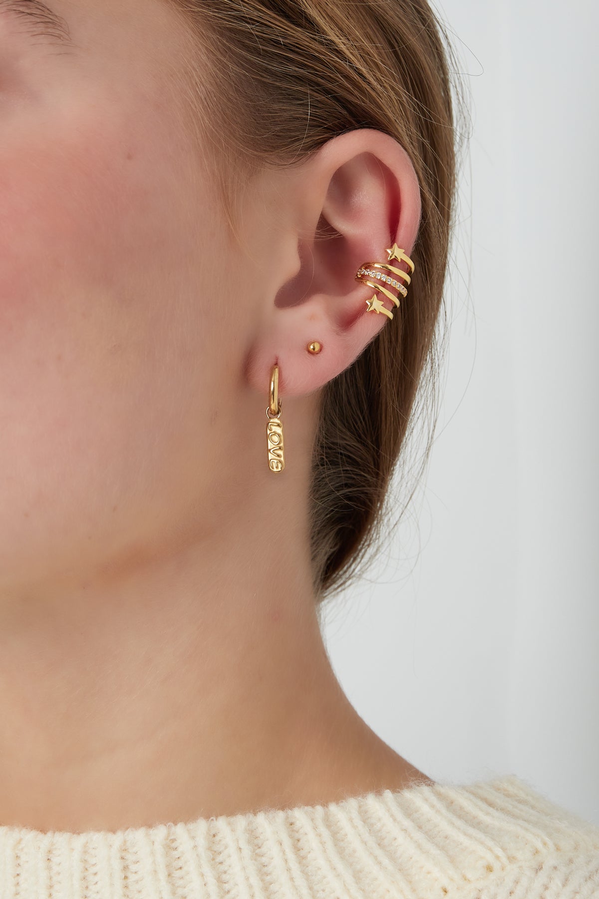 Goud & Zilver Starlight Twirl Earcuff RVS Goud – gedragen op model | Tudor Gems