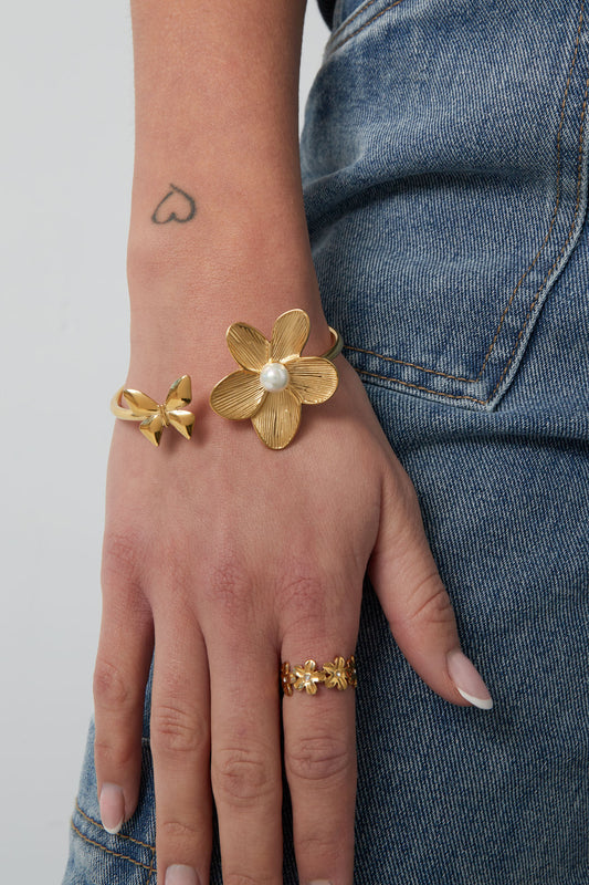 Goud & Zilver Fiore Pearl Butterfly Cuff Armband RVS Goud & Zilver – detail close-up | Tudor Gems