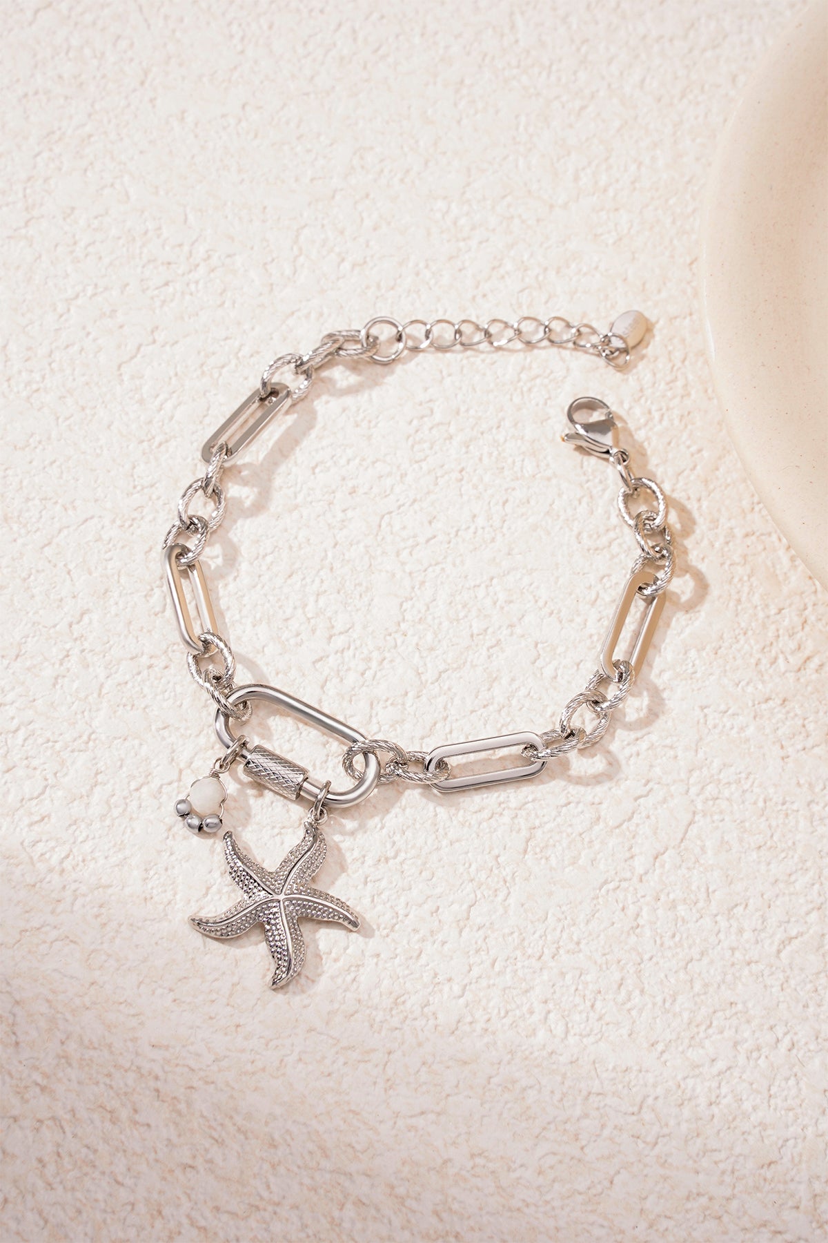 Goud & Zilver Maris Starfish Charm Armband RVS Goud & Zilver – gedragen op model | Tudor Gems