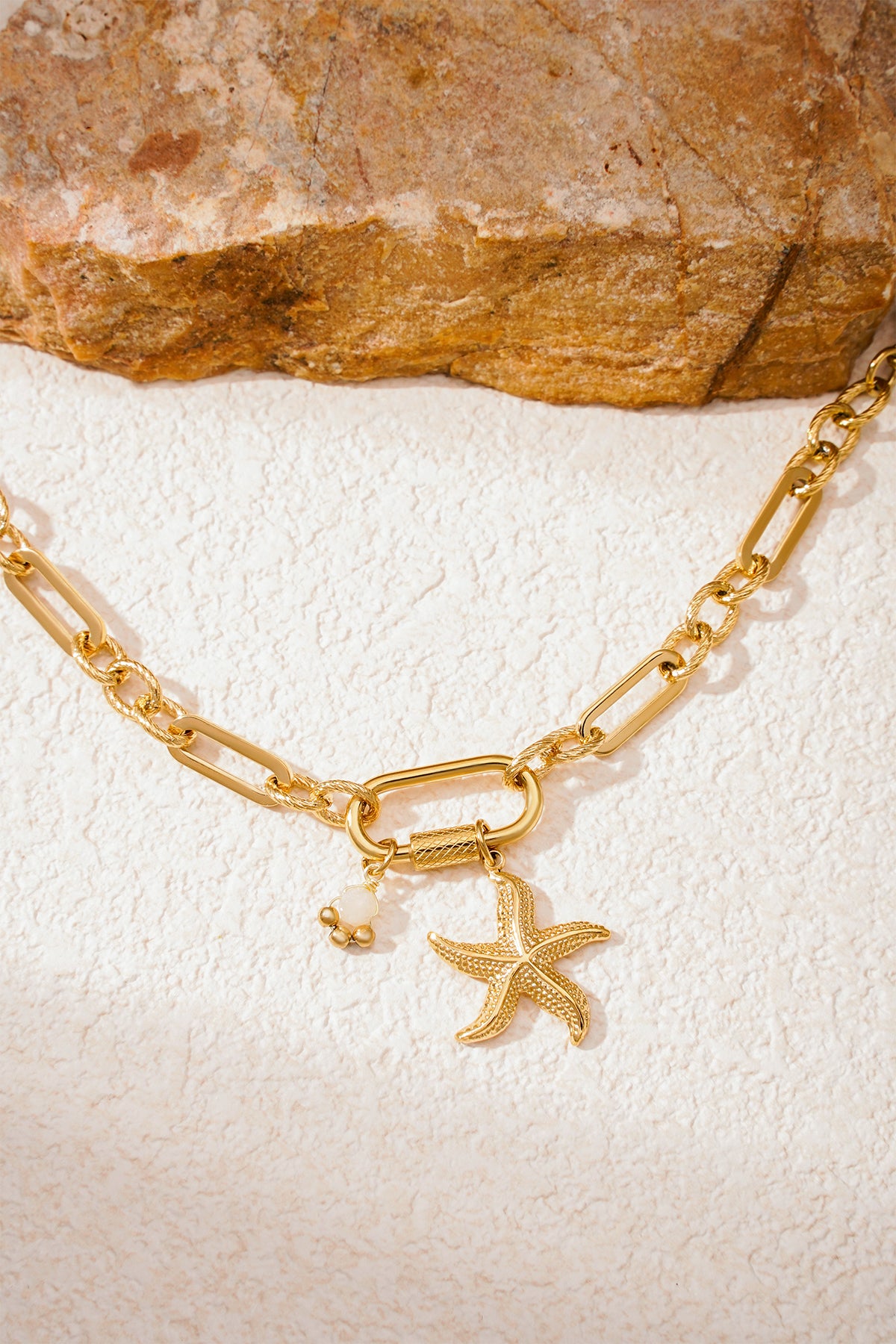 Goud & Zilver Maris Starfish Charm Armband RVS Goud & Zilver – lifestyle shot | Tudor Gems