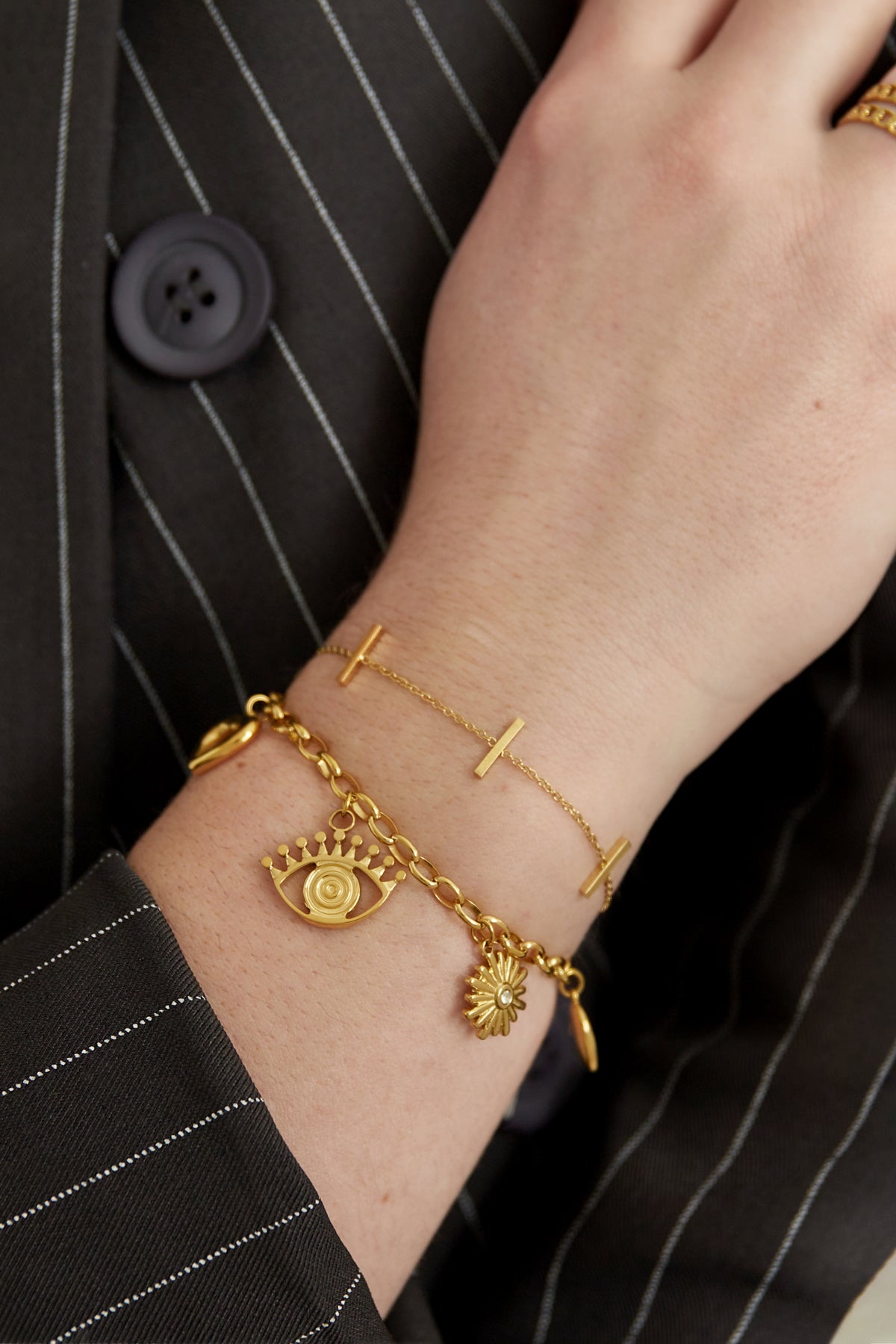 Goud & Zilver Lunara Charm Statement Armband RVS Goud & Zilver – detail close-up | Tudor Gems