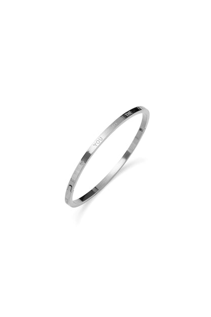 Zilver Love Letter Bangle Armband RVS Zilver – gedragen op model | Tudor Gems