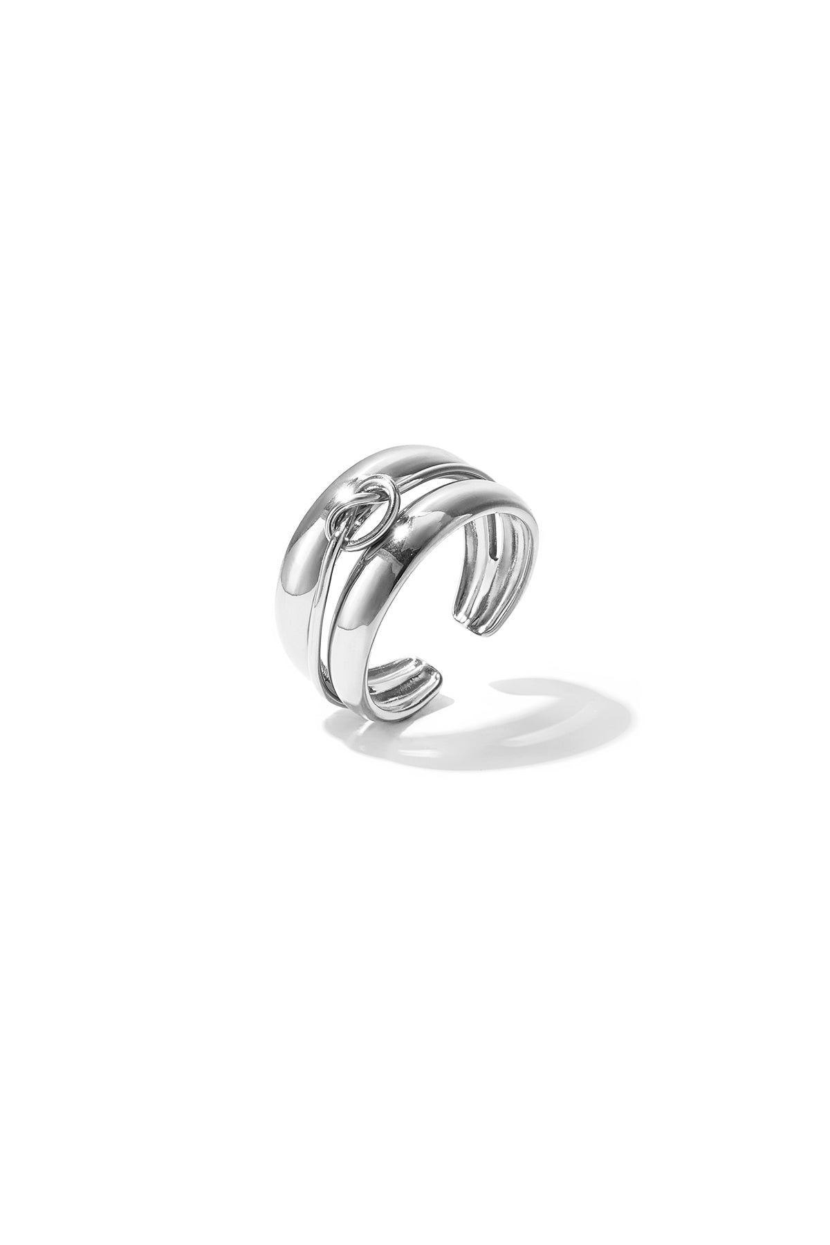 Gelaagde ring met minimalistisch gedraaid detail in de kleur zilver