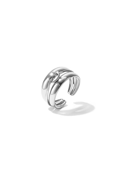Gelaagde ring met minimalistisch gedraaid detail in de kleur zilver