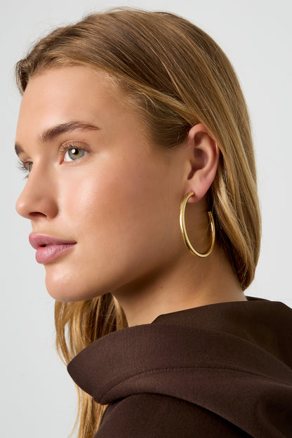 Goud & Zilver Minimal Chic Hoops – RVS Creolen Dames Goud & Zilver – gedragen op model | Tudor Gems