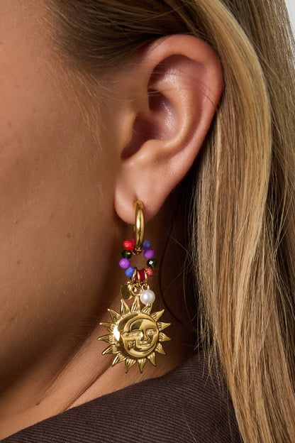 Goud Club Spice™ Sun Drop Oorbellen RVS Goud – gedragen op model | Tudor Gems