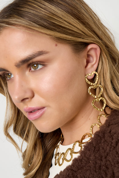 Goud & Zilver RVS Oorbellen Triple Heart Dangle – Goud & Zilver – detail close-up | Tudor Gems