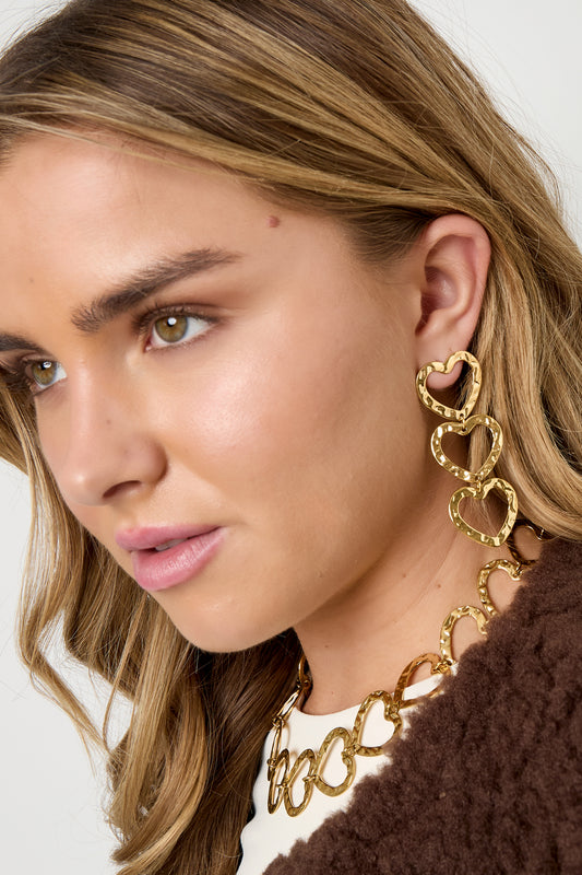Goud & Zilver RVS Oorbellen Triple Heart Dangle – Goud & Zilver – detail close-up | Tudor Gems
