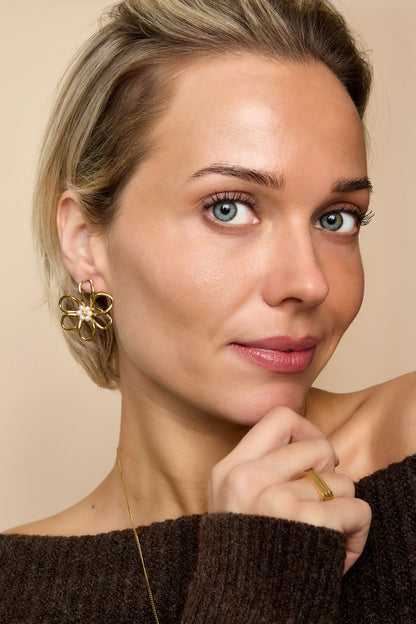 Goud Fiorella Bloom Oorbellen RVS Goud – detail close-up | Tudor Gems