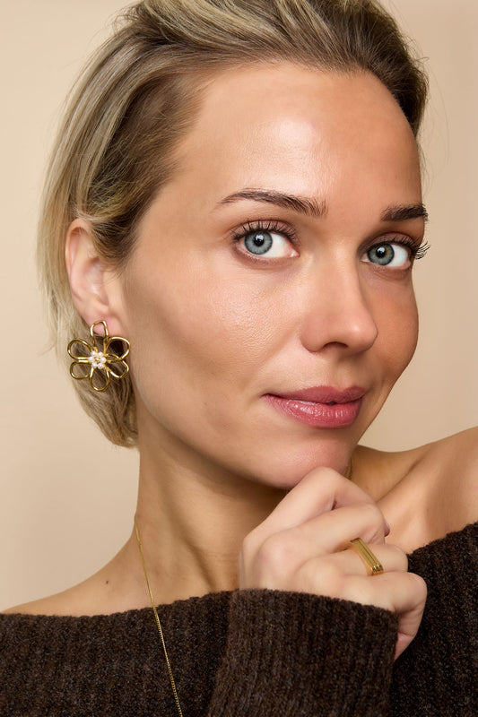 Goud Fiorella Bloom Oorbellen RVS Goud – detail close-up | Tudor Gems