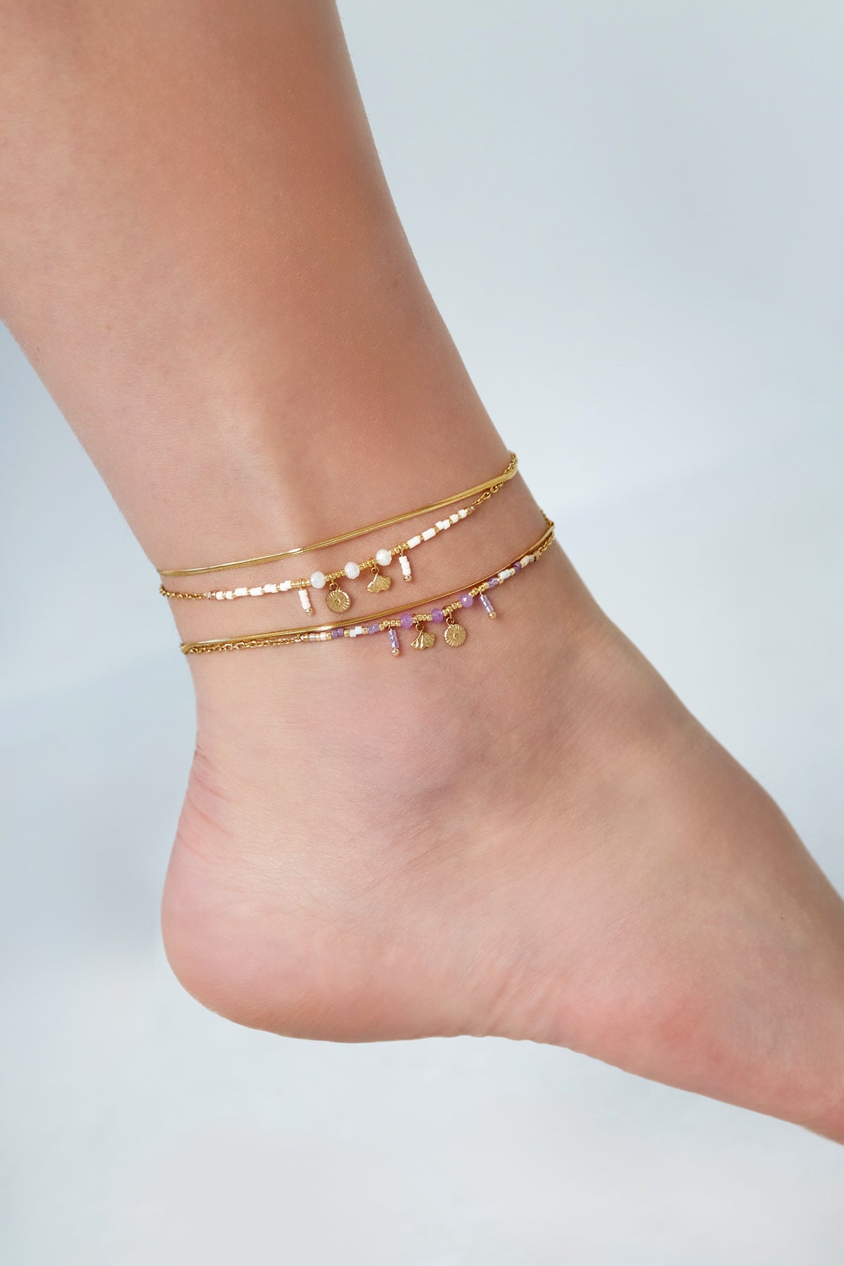 Goud & Roze Enkelbandje RVS Roze, Paars & Wit Goud – detail close-up | Tudor Gems