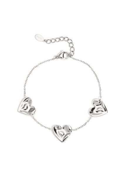 Goud & Zilver Valentina Triple Heart Armband RVS Goud & Zilver – gedragen op model | Tudor Gems