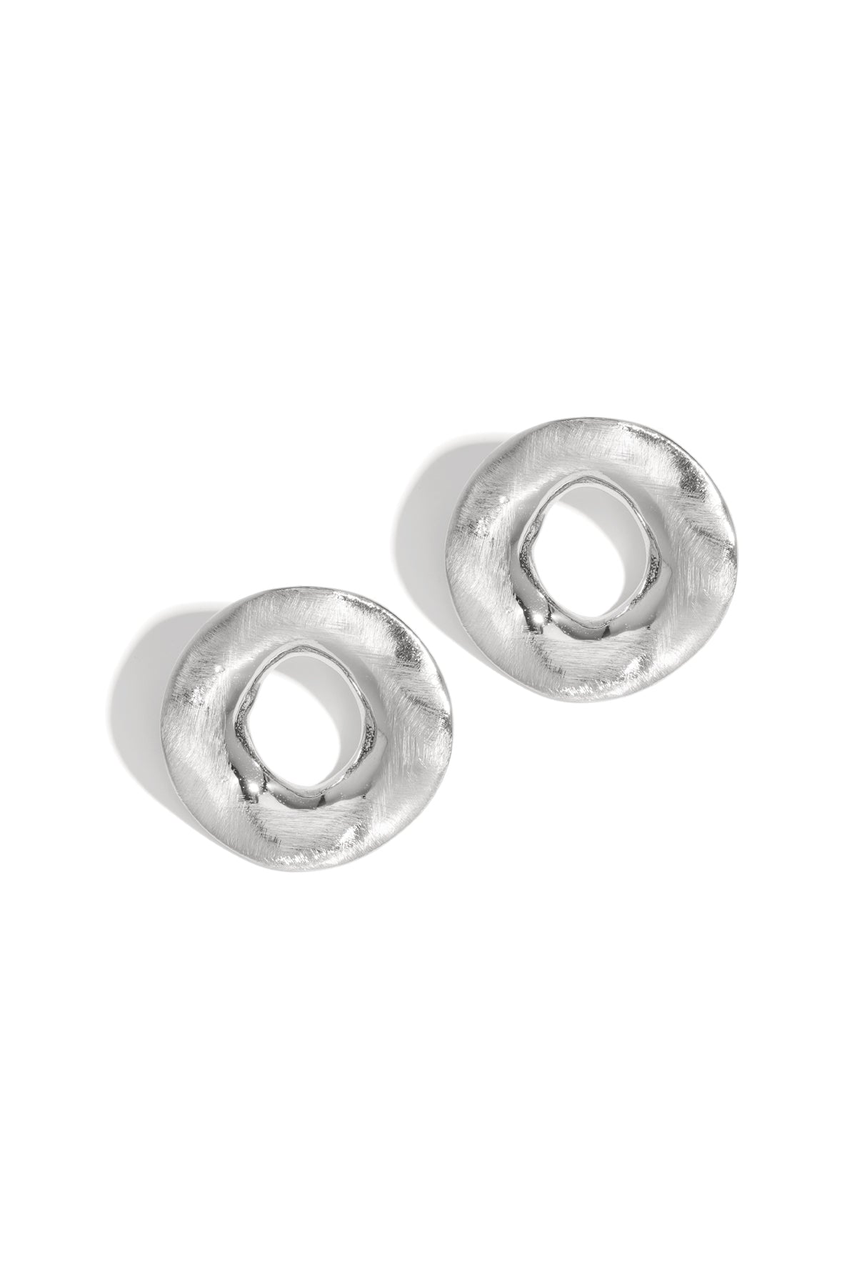 Goud & Zilver Statement Oorbellen RVS Rond Goud & Zilver – Soléa Orbit – lifestyle shot | Tudor Gems