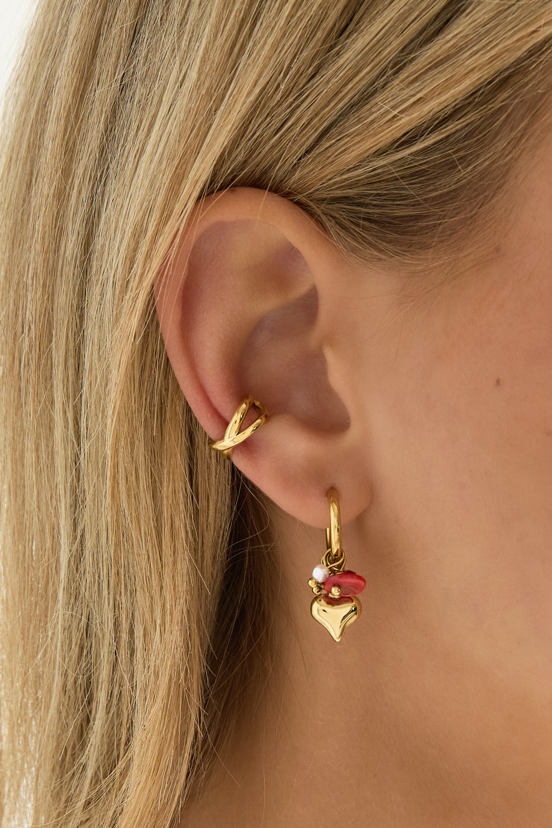 Jade Crossover Ear Cuff RVS Goud – gedragen op model | Tudor Gems
