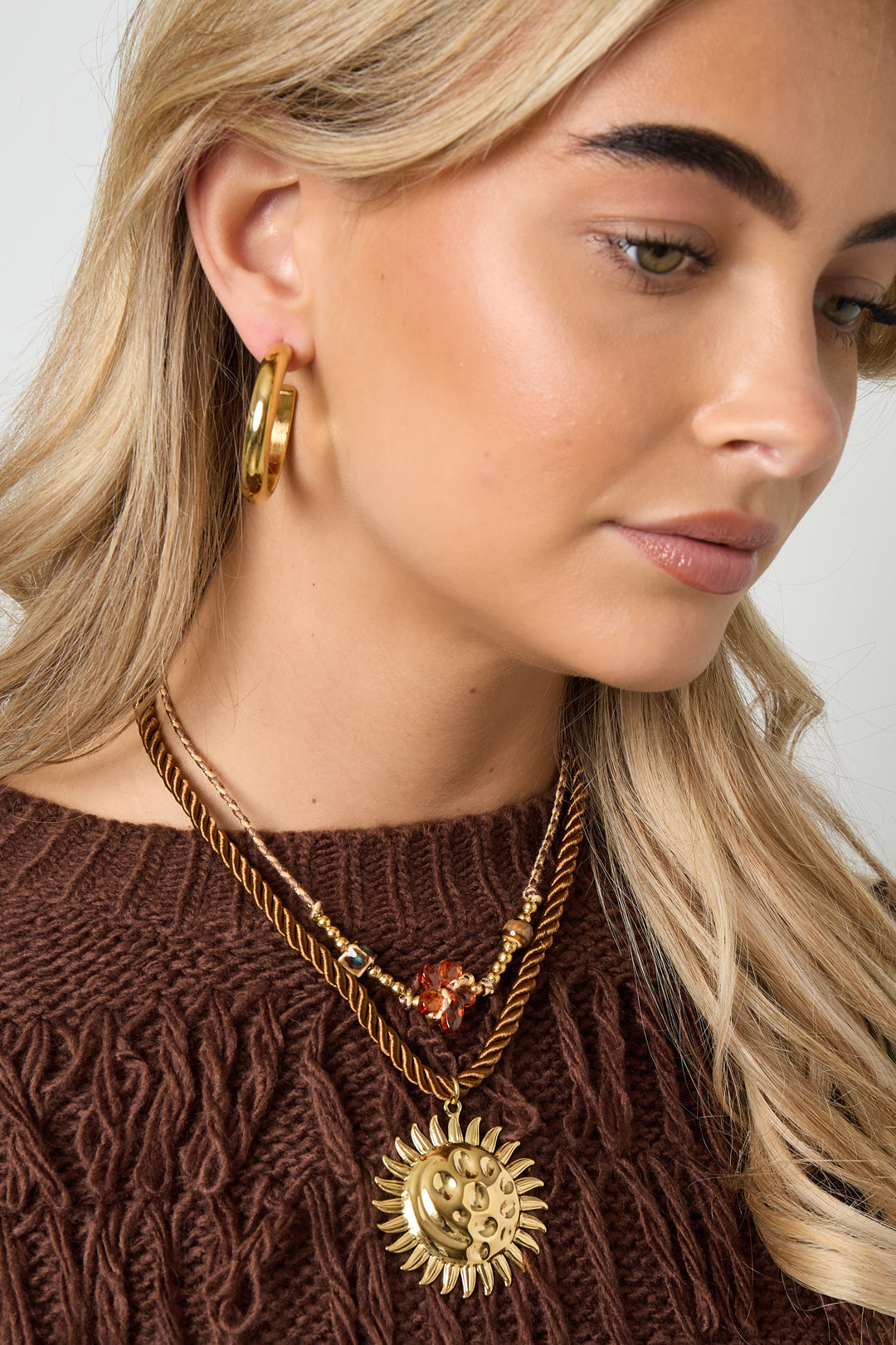 Seraphina Flower Beaded Ketting Rood Grijs Bruin RVS – gedragen op model | Tudor Gems