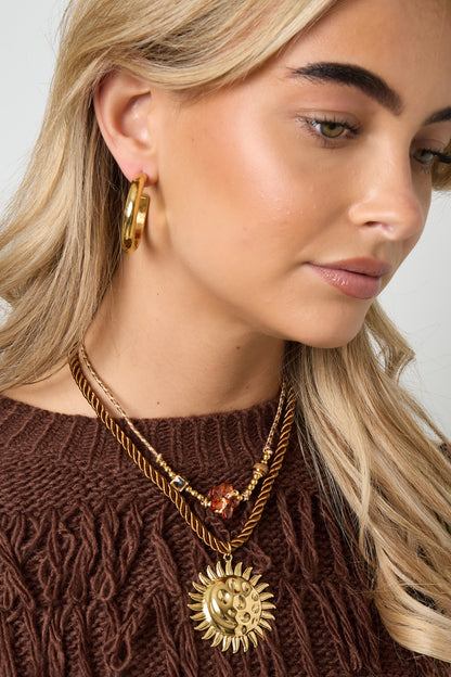 Seraphina Flower Beaded Ketting Rood Grijs Bruin RVS – gedragen op model | Tudor Gems