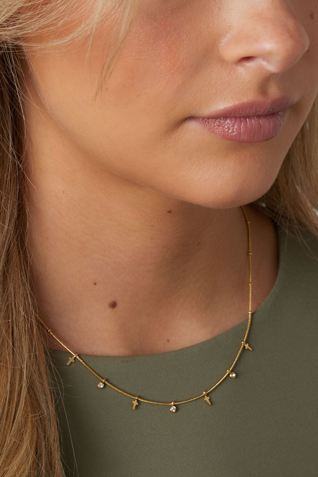 Goud Celeste Cross Charm Ketting RVS Goud – detail close-up | Tudor Gems