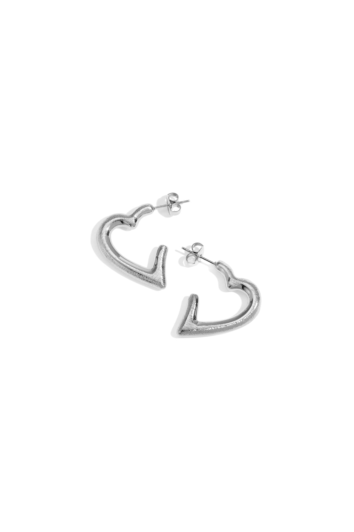 Goud & Zilver Heart Hoop Oorbellen RVS Goud & Zilver – Amora Curve – gedragen op model | Tudor Gems
