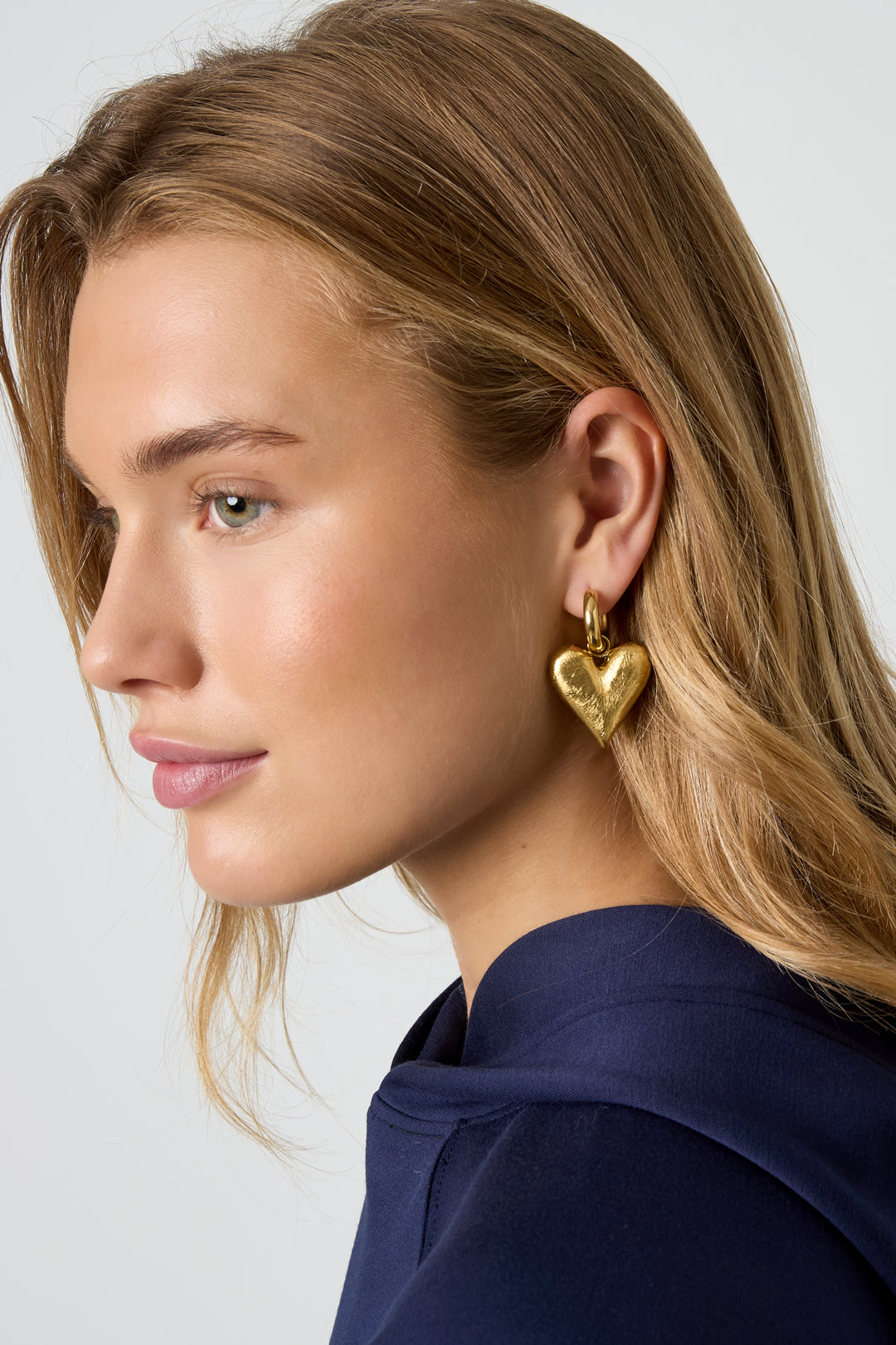 Goud & Zilver Velora Heart Drops – Hart Oorbellen RVS Goud & Zilver – detail close-up | Tudor Gems