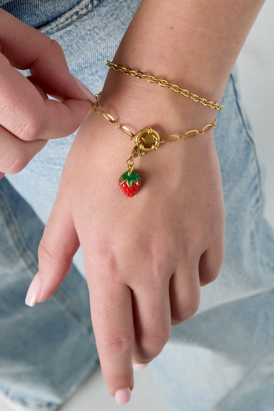 Basis bedelarmband goud gedragen met een aardbeienbedel eraan — Tudor Gems