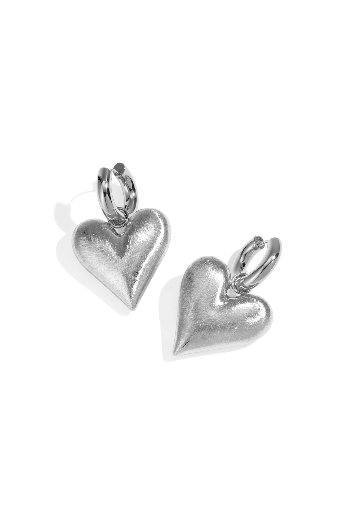 Goud & Zilver Velora Heart Drops – Hart Oorbellen RVS Goud & Zilver – lifestyle shot | Tudor Gems