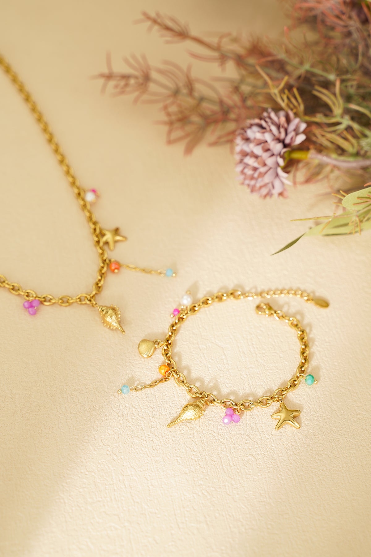 Goud & Zilver Boho Bedelarmband met Schelp & Zeepaardje – Goud & Zilver RVS – gedragen op model | Tudor Gems