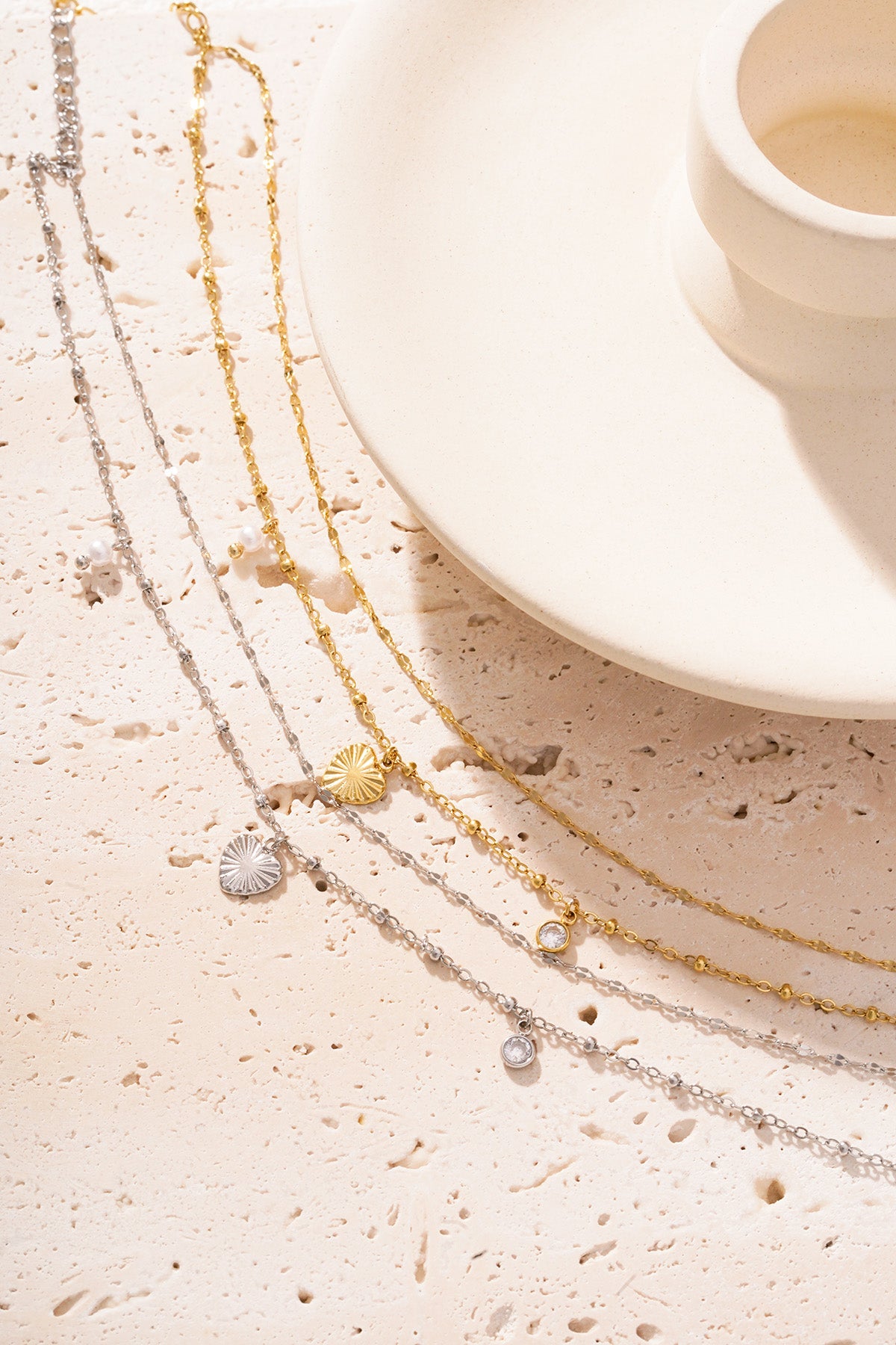 Goud Amore Layered Bedel Armband RVS Goud – lifestyle shot | Tudor Gems
