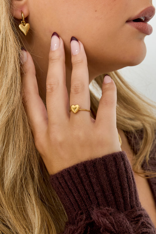 Goud & Zilver Amara Triple Heart Ring RVS – Goud & Zilver – detail close-up | Tudor Gems