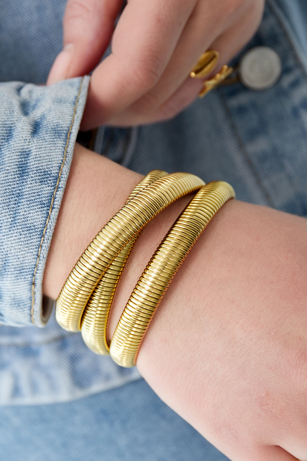 Goud & Zilver Serpentina Triple Coil Cuff Armband RVS Goud & Zilver – gedragen op model | Tudor Gems