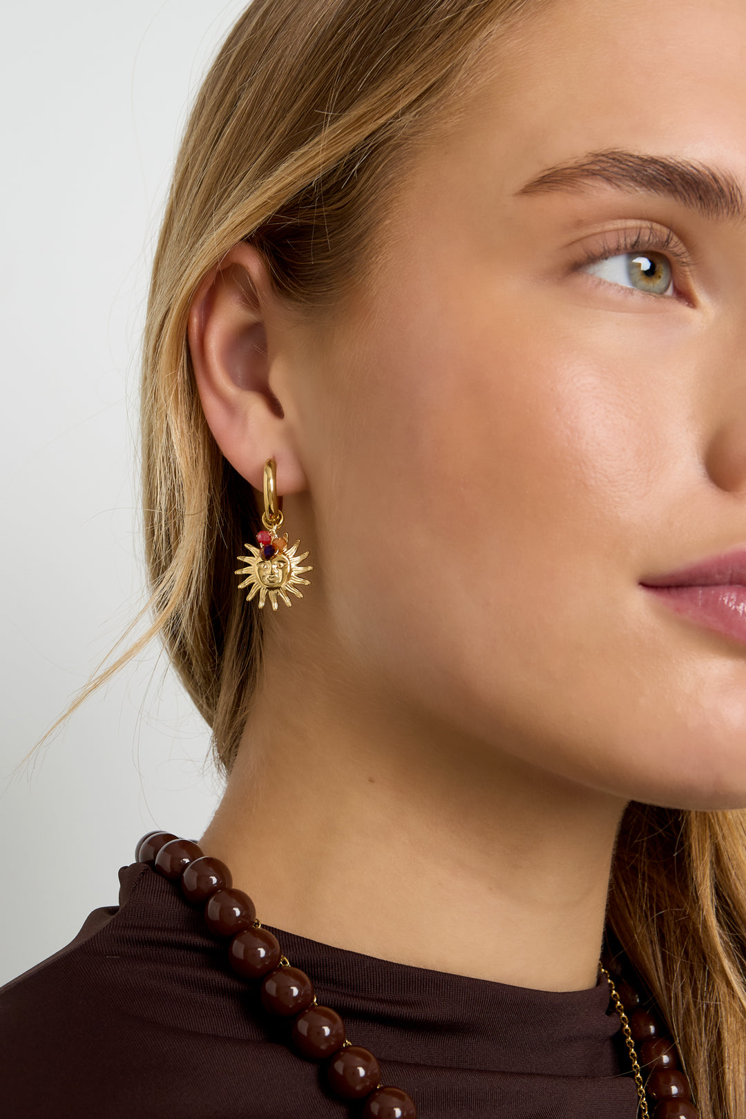 Goud Solara Sun Drop Oorbellen RVS Goud & Bruin – detail close-up | Tudor Gems