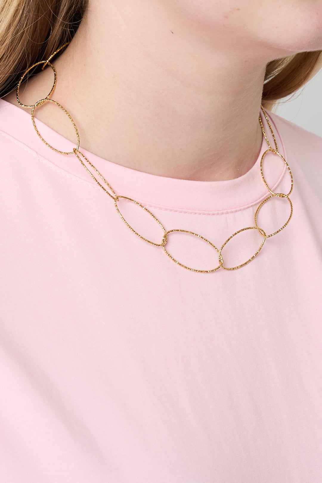 Goud & Zilver Valeria Oval Chain Ketting RVS Goud & Zilver – gedragen op model | Tudor Gems