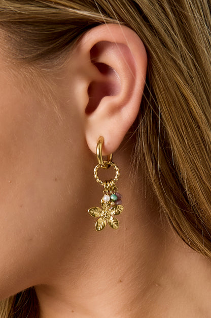 Goud Valerina Flower Drop Oorbellen RVS Goud – gedragen op model | Tudor Gems
