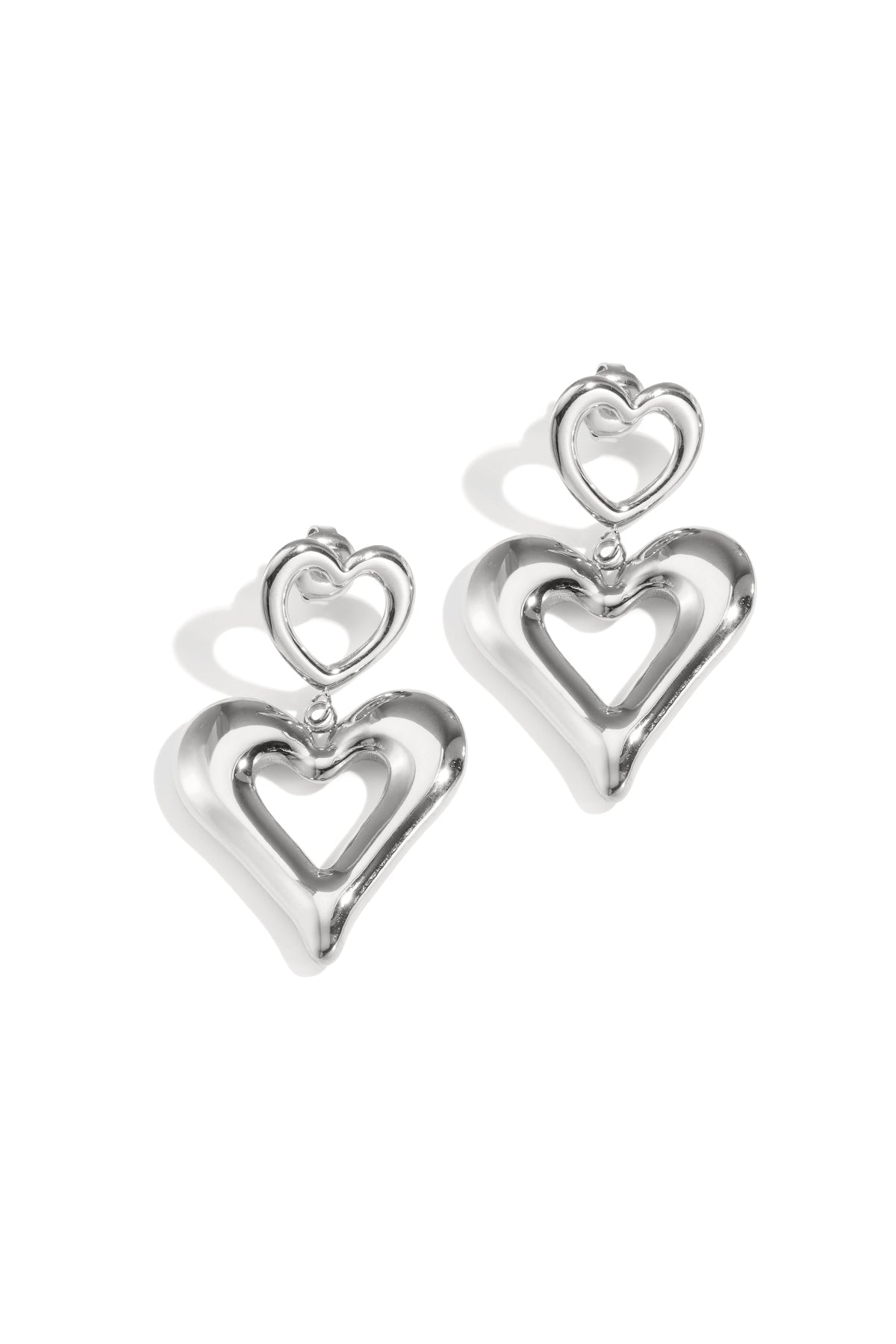 Goud & Zilver Double Heart Drop Oorbellen RVS – Goud & Zilver – gedragen op model | Tudor Gems
