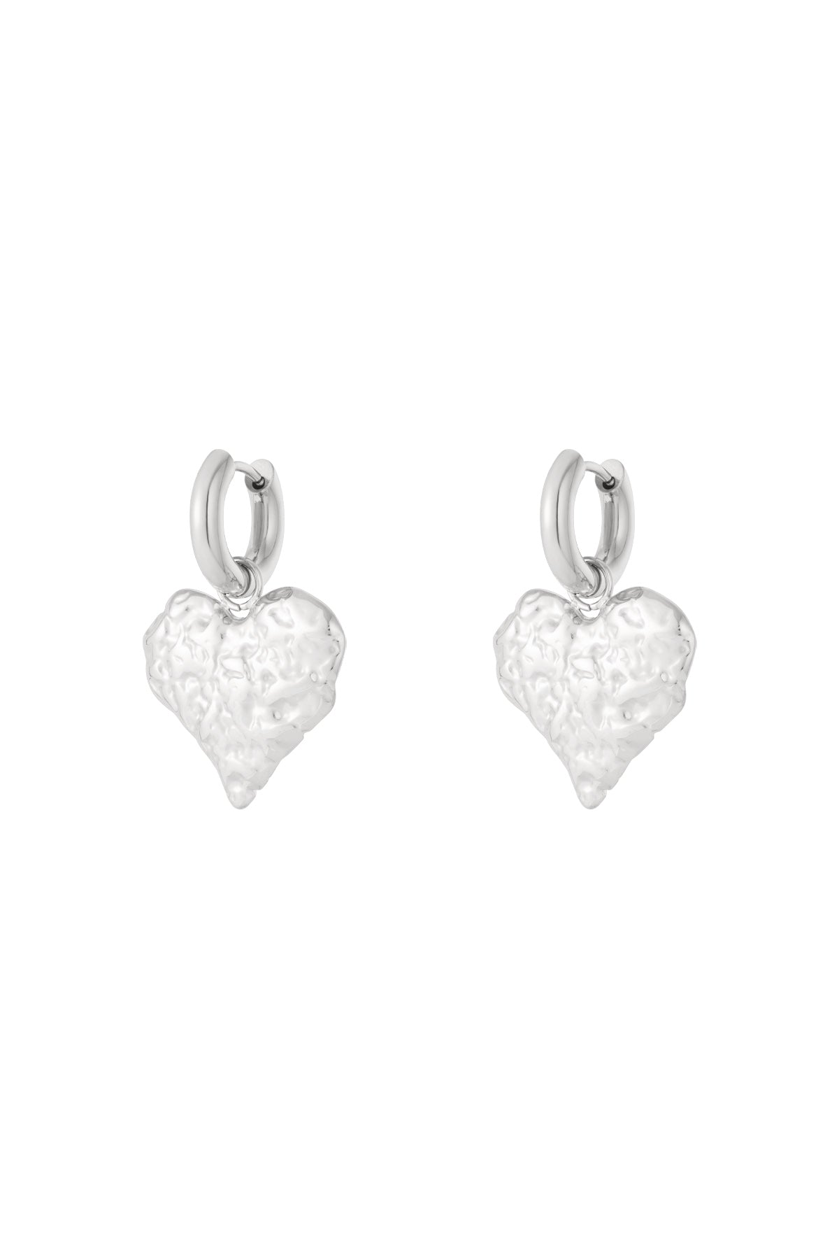 Goud RVS Hart Oorbellen Goud – Textured Heart Hoop Statement – lifestyle shot | Tudor Gems